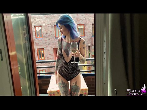 ❤️ 途方もない女の子がガブガブとしゃぶり、広い空の下で情熱的にファックする ❌ ファッキング ❌️